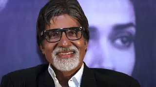 Amitabh Bachchan chases away midweek blues with a goofy selfie Thumbnail