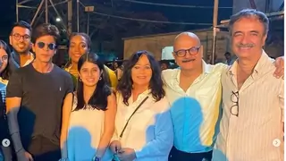 Shah Rukh Khan's picture from sets of Dunki goes viral; poses with Rajkumar Hirani and fans Thumbnail