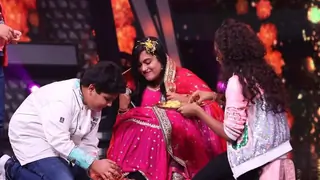 ‘Sayli Ke Soldiers’ make a warm gesture to welcome newlywed Sayli Kamble on the stage of 'Superstar Singer 2' Thumbnail