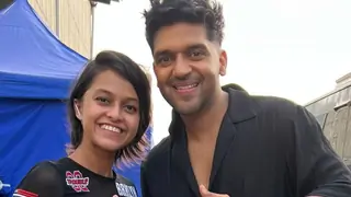 Yohani has a 'collab loading' with singer Guru Randhawa Thumbnail