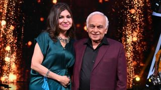 Alka Yagnik calls Anandji her ‘Godfather’ on the stage of Superstar Singer 2 Thumbnail