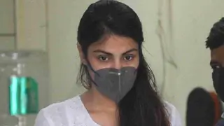 Post Aryan Khan's case closure, lawyer Satish Maneshinde demands a new probe into Rhea Chakraborty's case Thumbnail
