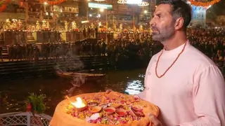 Akshay Kumar performs Puja in Varanasi and takes a dip in holy Ganga  thumbnail