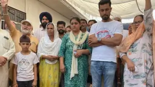 Randeep Hooda fulfills the promise to Dalbir Kaur, sister of Sarabjit Singh, performs her final rituals Thumbnail