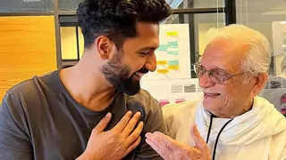 In Pic: Vicky Kaushal shares a delighting candid moment with renowned Gulzaar saab Thumbnail