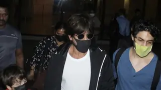 Aryan Khan steps in as a fan tries to grab Shah Rukh Khan's hand for a selfie Thumbnail