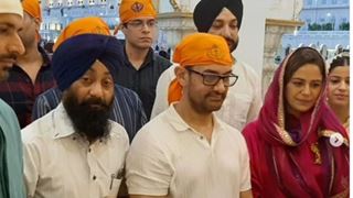 Aamir Khan & Mona Singh visit the Golden Temple before Laal Singh Chaddha's release