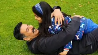 Akshay Kumar feels closest to being a hero as he wins soft toys for daughter on their amusement park day out Thumbnail