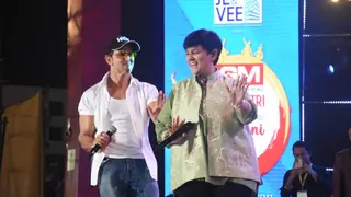 Hrithik Roshan visits Falguni Pathak's garba night; teaches her 'Ek Pal Ka Jeena' step thumbnail