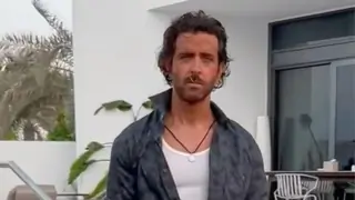 Hrithik Roshan shows his journey as a 'yeda' to become Vedha; Saba and Sussanne react Thumbnail