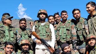  Vijay Deverakonda wishes the army men a long life; calls them 'Khuda ke Bande' - Video