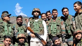  Vijay Deverakonda wishes the army men a long life; calls them 'Khuda ke Bande' - Video Thumbnail