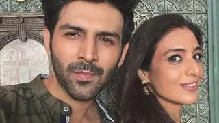 Kartik Aaryan bumps into Manju aka Tabu & their social media banter is adorable: Pic Thumbnail