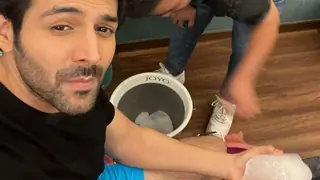 Kartik Aaryan says 'Ghootne Toot Gaye' after shooting a song for 'Shehzada,' takes ice therapy Thumbnail