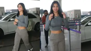 Suhana Khan keeps it casual yet chic for her recent airport look; smiles for the paps - Pics Thumbnail