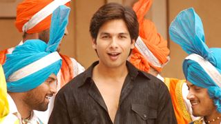 Shahid Kapoor surprises his fans by entering a random screening of Jab We Met; shares a reaction video