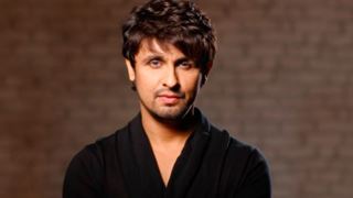 Sonu Nigam and team attacked by a man at musical event in Chembur getting off stage