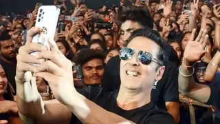 Akshay Kumar breaks the Guinness World title for 'Most selfies' taken in three minutes  Thumbnail
