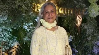 Dekha kitna smile kar rahi hu: Jaya Bachchan's never seen before avatar with paparazzi is just wow! Thumbnail