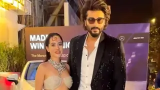 Uorfi Javed bumps into Arjun Kapoor post an event; the duo poses for the paps together - Pics Thumbnail