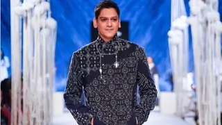 Lakme Fashion Week: Vijay Varma steals the show in a black khadi fit Thumbnail