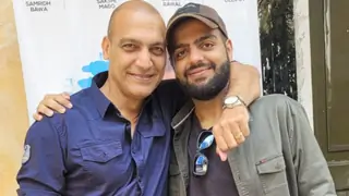 Actor Manish Wadhwa's Ashrit Wadhwa talks about his directorial web series Kode Lag Gaye Ji! Thumbnail