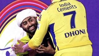 Arijit Singh's gesture of touching M.S Dhoni's feet has stunned all of us 