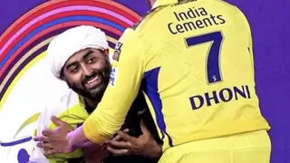 Arijit Singh's gesture of touching M.S Dhoni's feet has stunned all of us  Thumbnail