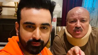 Robin Sohi is learning a lot from his onscreen father, Arun Bakshi, in the show Ajooni Thumbnail