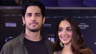 Sidharth Malhotra arrives at the airport to pick up wifey Kiara; netizens call it 'couple goals' - Watch Thumbnail