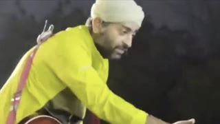 Arijit Singh gets injured as fans pull his hand during a concert