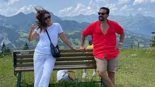 Kareena and Saif channelize their vacay mood in this imperfectly perfect picture; spot Tim and Jeh  Thumbnail