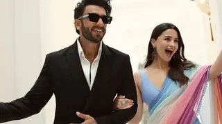 Alia stuns in Ombre Saree; Ranveer looks sharp in a tux for 'Rocky Aur Rani Kii Prem Kahaani' promotions Thumbnail