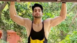 Abhishek Malik ensures he works out regularly, be it in a gym or on the sets of his show Kumkum Bhagya Thumbnail