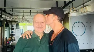 Anupam Kher reviews 'OMG2' with a delightful picture ft. Akshay Kumar; calls it spectacular & important Thumbnail