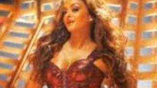 Aishwarya looks smashing in 'Robot': Big B Thumbnail