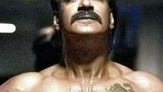 Ajay's fan gets inked with 'Singham' tattoo (Movie Snippets)