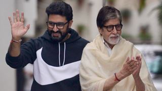 Amitabh Bachchan's traditioned fan greet ft. Abhishek Bachchan: "Pita putra dono khade hai"- PICS