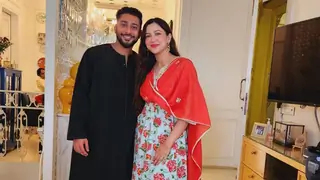 Zaid Darbar recreates Gauhar Khan's Jhalla Wallah with his OG jhallawallah girl Thumbnail