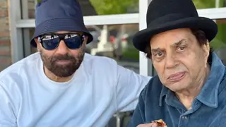 Sunny Deol enjoys a 'Pizza date' in the US with dad Dharmendra post 'Gadar 2's massive triumph Thumbnail