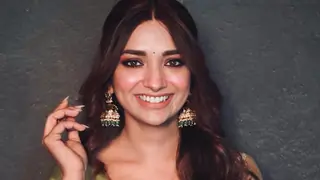 Jiya Shankar talks about upcoming Karan Johar movie, bold scenes, and online hate Thumbnail