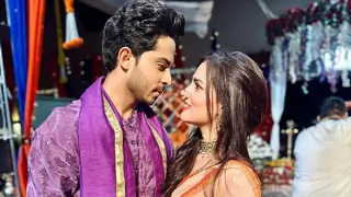 Sagar Parekh while acing the pose with Nishi Saxena, remarks, "Aap Humare aur Hum Aapke" Thumbnail