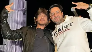 Siddharth Anand unveils Shah Rukh Khan's reaction to Fighter's trailer & comparison with Pathaan Thumbnail