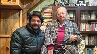 Jaideep Ahlawat honored to meet the legendary Ruskin Bond; pose for a special picture