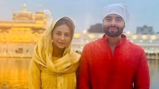 Rakul Preet Singh & Jackky Bhagnani seek blessings at Golden Temple