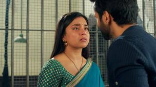 Kavya- Ek Jazbaa, Ek Junoon: Adhiraj feeds a mirchi laddu to Kavya  thumbnail