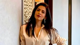 Here's how Parinita Seth likes to keeps herself busy between shots for Sony SAB's 'Vanshaj' Thumbnail