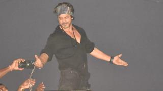 Shah Rukh Khan teaching his signature move to women cricketers from Trinbago Knight Riders; here's proof thumbnail