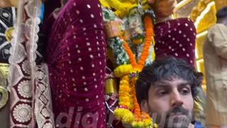 Kartik Aaryan pays a visit to Lalbaugcha Raja on Ganesh Chaturthi, seeks blessings from Ganpati Bappa thumbnail