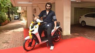 Arjun Kapoor buys a new E- Vehicle, laughingly jokes bought to avoid some special people    Thumbnail